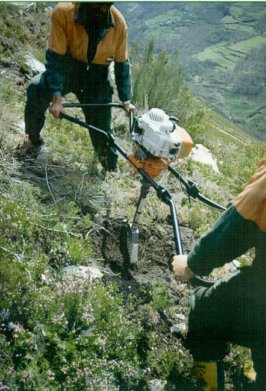 Apertura manual de raspas picadas con motoahoyadoras.